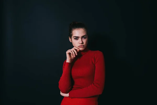 Aantrekkelijke Vrouw Casual Rode Trui Rok Kijken Naar Camera Aanraken — Stockfoto