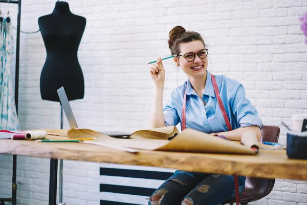 Feliz Joven Diseñador Trabajando Con Patrones Costura Sentado Mesa Con — Foto de Stock