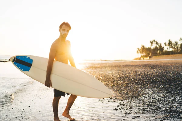 Retrato Completo Del Surfista Aficionado Caucásico Sosteniendo Tablero Maquetas Con — Foto de Stock