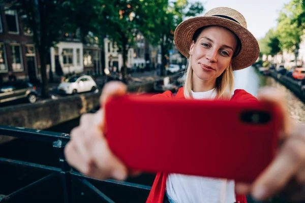 Mulher Positiva Roupas Casuais Chapéu Tirando Selfie Celular Enquanto Explora — Fotografia de Stock
