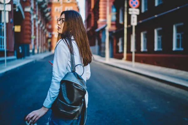 観光バックパック付きの白人女子学生の都市環境を眺めながら 一人旅について考える — ストック写真