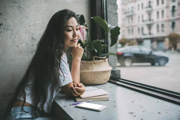 Vista Laterale Della Donna Asiatica Dai Capelli Lunghi Appoggiata Sul — Foto Stock