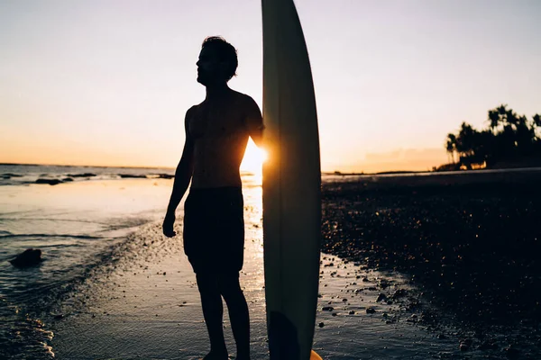 Silhouette Férfi Nézi Óceán Horizont Vár Nagy Hullámok Naplementekor Egyre — Stock Fotó