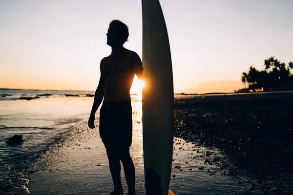 Silhouette Maschio Guardando Orizzonte Oceanico Attesa Grandi Onde Durante Tramonto — Foto Stock