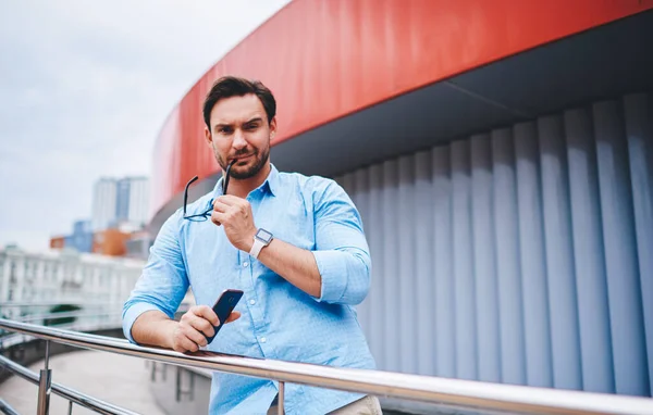 Pie Entorno Urbano Fondo Turista Masculino Dudando Ruta Correcta Mientras — Foto de Stock