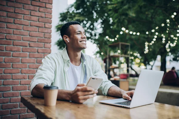 Freelancer Feliz Jovem Afro Americano Sentado Mesa Parque Surfando Celular — Fotografia de Stock