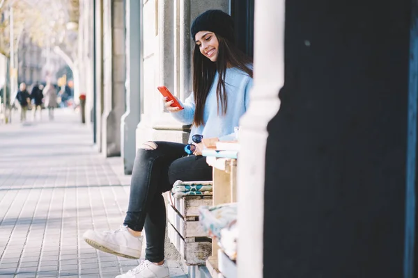 Happy Millennial Gebruiker Hoed Aansluiten Internet Voor Het Browsen Website — Stockfoto