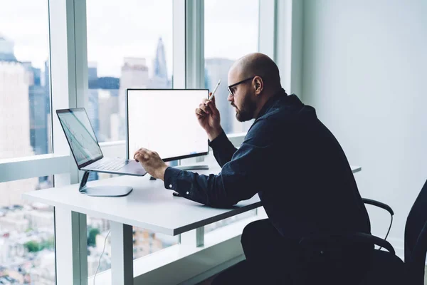 Vista Laterale Del Giovane Commerciante Maschile Concentrato Che Studia Grafico — Foto Stock