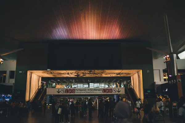 Group People Strolling Arched Passage Escalators While Leaving Spacious Airport — Stockfoto