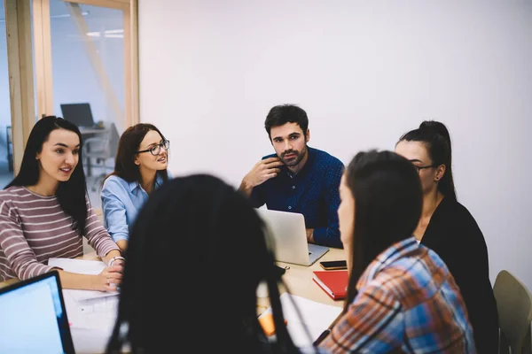 Cima Grupo Colegas Trabalho Roupa Casual Que Senta Mesa Madeira — Fotografia de Stock