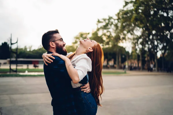 Nadšený Běloška Pocit Štěstí Potěšení Při Cestování Během Dne Mladým — Stock fotografie