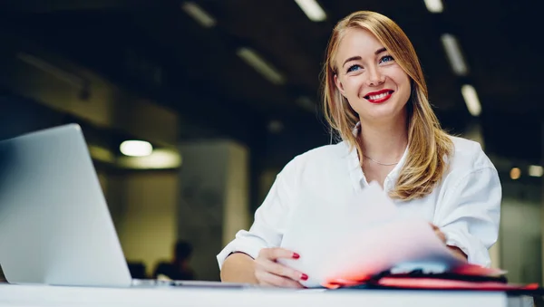 Desde Abajo Vista Mujer Freelancer Feliz Con Camisa Blanca Mientras —  Fotos de Stock