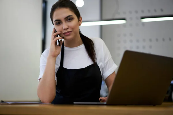 Retrato Metade Comprimento Proprietário Feminino Qualificado Café Usando Tecnologia Para — Fotografia de Stock