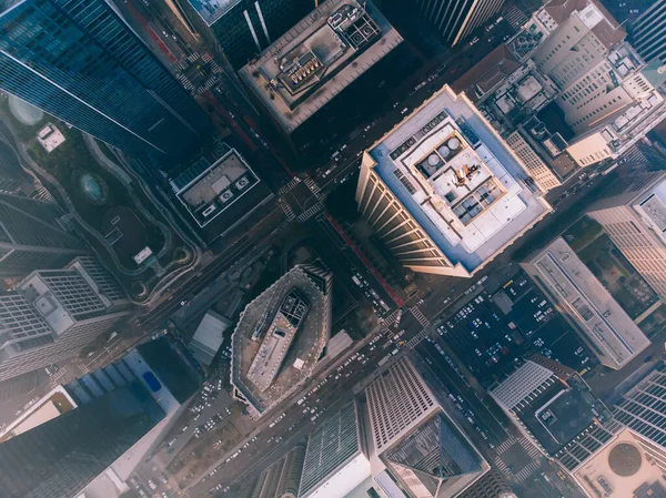 Modern şehrin çatıları ve San Francisco yollarındaki arabalarla dolu caddelerin insansız hava aracı görüntüsü.