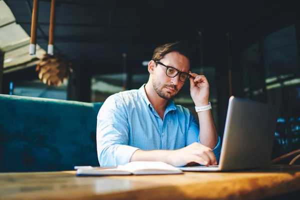 Designer Inteligente Usando Aplicativo Laptop Enquanto Cria Gráficos Line Freelancer — Fotografia de Stock