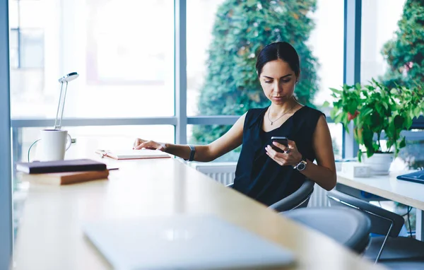 Concentrated Slim Female Remote Worker Looking Screen Smartphone Sitting Table — Stock Photo, Image