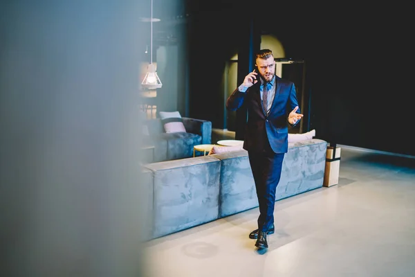 Displeased Male Manager Blue Formal Suit Talking Smartphone Gesturing Angry — Stock Photo, Image