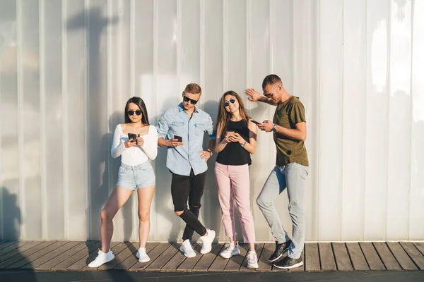 Grupo Amigos Multirraciales Cuerpo Completo Con Ropa Casual Gafas Sol —  Fotos de Stock