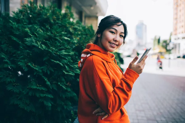 Optimistisk Etnisk Kvinna Levande Kläder Tittar Kameran Stående Gatan Och — Stockfoto