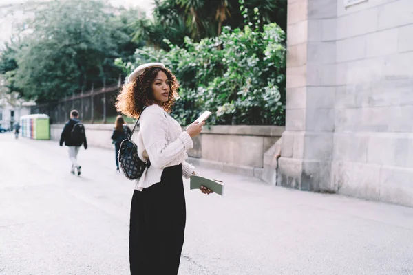 Vista Lateral Hembra Afroamericana Concentrada Ropa Casual Boina Con Mochila — Foto de Stock