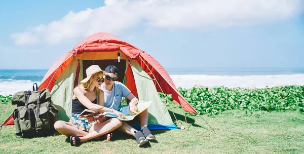 Casal Corpo Inteiro Sentado Acampar Tenda Verificando Mapa Enquanto Viaja — Fotografia de Stock