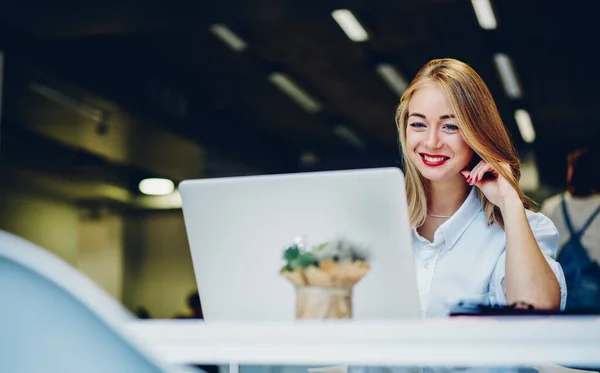 View Woman Sitting Modern Workspace Table Working Remotely Netbook While — 图库照片