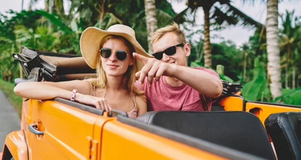 Alegre Turista Masculino Gafas Sol Señalando Con Dedo Cosas Interesantes —  Fotos de Stock