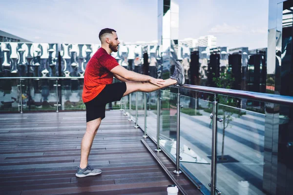 Side View Determined Male Sprinter Leg Railing Doing Exercises While — Stockfoto