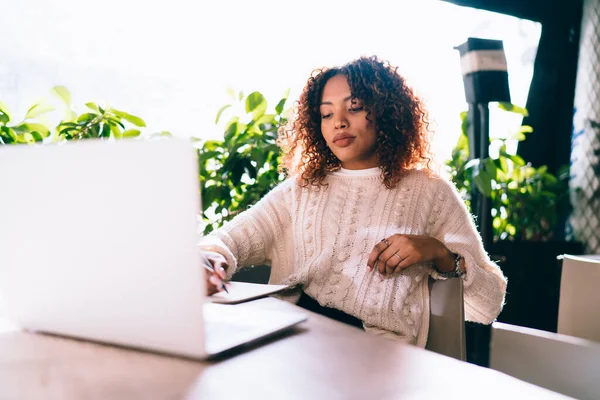 Mujer Afroamericana Reflexiva Ropa Casual Sentada Mesa Madera Cafetería Moderna — Foto de Stock