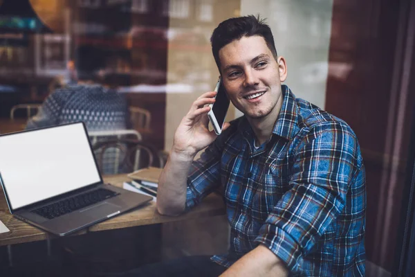  Proje fikirlerini, eğitim bilgileri için kopyalama alanı olan dizüstü bilgisayarla masaya oturarak tartışmak için