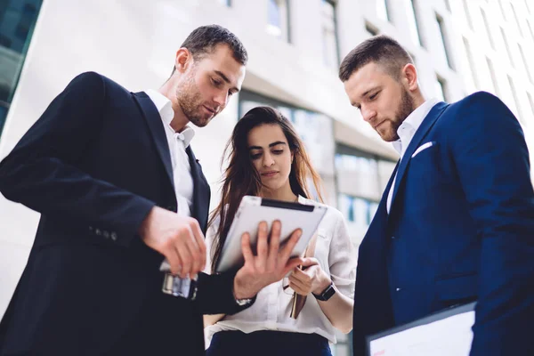 Serious Multiethnic Colleagues Formal Wear Standing Street Surfing Tablet Together — Stock fotografie