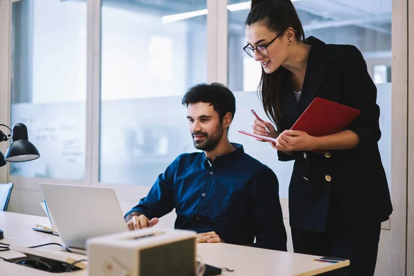 Jeunes Collègues Multiethniques Positifs Tenue Cérémonie Travaillant Ensemble Avec Des — Photo