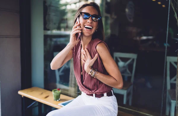 Radosna Emocjonalna Kobieta Okularach Przeciwsłonecznych Rozmawiająca Przez Telefon Komórkowy Przez — Zdjęcie stockowe