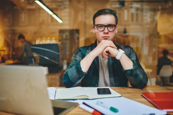 Seriös Ung Man Avslappnad Outfit Med Smart Klocka Tittar Kameran — Stockfoto