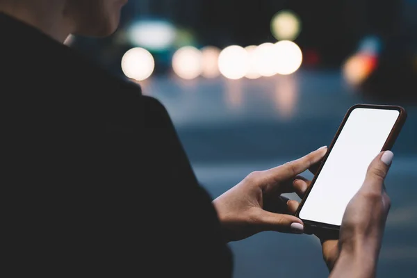 Zadní Pohled Ženy Bez Tváře Černé Bundě Kontrola Mobilního Telefonu — Stock fotografie