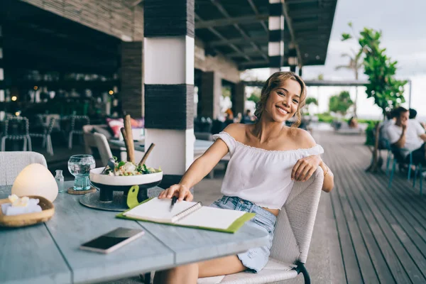 Smiling Female Freelancer Wearing Summer Clothes Sitting Wooden Table Restaurant — 图库照片