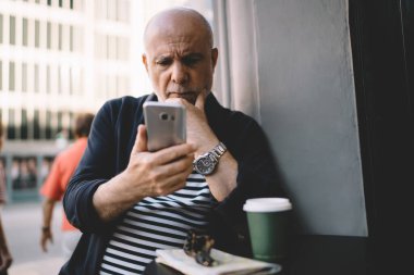  Sosyal medya ve internet sitesindeki yayınlar için akıllı telefon uygulaması kullanarak emekli olan beyaz adam