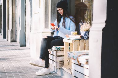 Komik kadın milenyumu içerik metni okumak ve akıllı telefon ağı kurmak için boş zamanlarında gülümsemek.