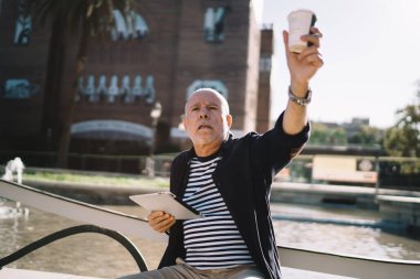 Kafkas son sınıf öğrencisi. 60 yaşında. Boş zamanlarında kafein içeceği için dokunmatik ped kullanıyor.