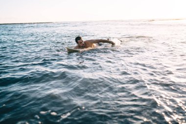  Filipinler 'e kaçarken sportif aktivitelerden zevk alan beyaz bir adam.