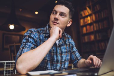 Eğitim için modern dizüstü bilgisayar ve üniversite kütüphanesinde sınav hazırlıkları sırasında öğrenme, serbest çalışan