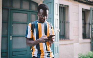 Milenyum Nesli Z, akıllı telefon aygıtına kurulum için moda gözlüklerde arama uygulaması