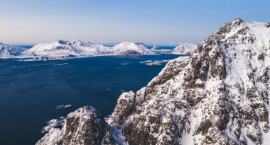  Hava manzaralı kaya zirveleri, resim gibi güzel doğa manzarası. Lofoten Adası İskandinav Denizi ile çevrilidir
