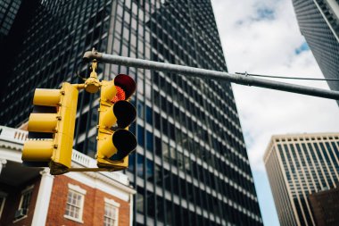 New York 'un caddesinde yanan kırmızı ışığın altında çağdaş yüksek binalar var.