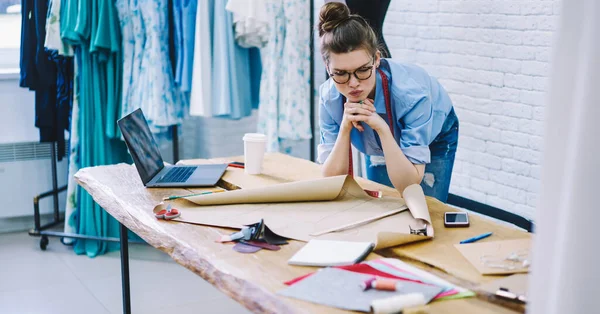 Modista Masculino Concentrado Gafas Apoyadas Mesa Con Patrón Pensando Proyecto — Foto de Stock