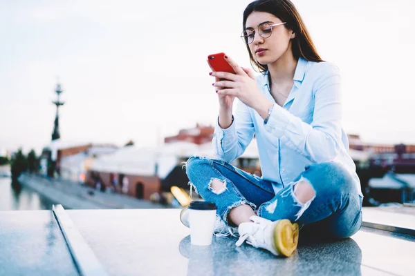 Hermosa Chica Hipster Gafas Haciendo Transacción Dinero Línea Utilizando Aplicación —  Fotos de Stock