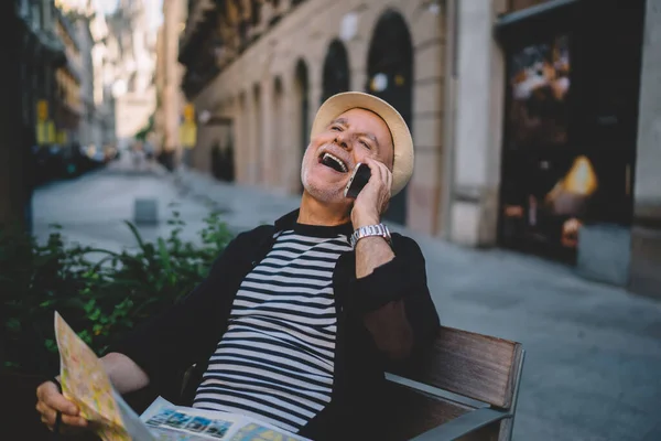 Munter Mannlig Turist Med Papirkart Hånden Ler Vennlig Mobilsamtale Positive – stockfoto