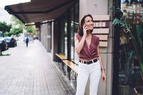 Mooie Vrouw Trendy Kleding Praten Mobiele Telefoon Staan Straat Met — Stockfoto