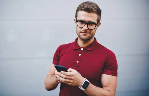 Zelfverzekerde Man Met Baard Casual Kleding Brillen Die Straat Staan — Stockfoto