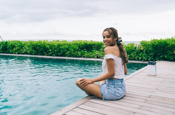 Vrolijke Langharige Studente Vakantie Zittend Met Benen Gekruist Aan Het — Stockfoto